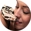 Une propriétaire de python rêve de rencontrer un passionné de reptiles avec oopet love