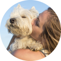 Une propriétaire de chien Westie attend d'un grand amour avec oopet love